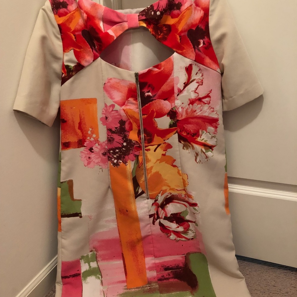 Pretty floral dress with sleeves and pockets